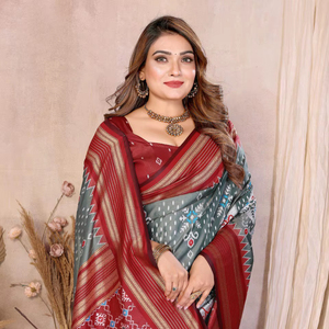 Sari de Seda Suave con Patrón Ikkat – Prenda Étnica de Diseño con Blusa en Contraste - Product Image 1