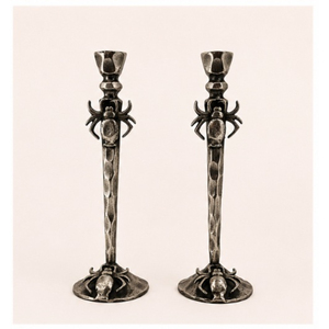 Ensemble de 2 bougeoirs en métal martelé en forme d'araignée, supports pour bougies coniques, pour une décoration de table effrayante pour Halloween et une maison hantée - Product Image 5