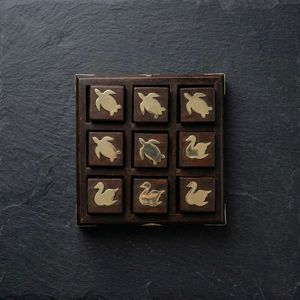 Jeu de Tic Tac Toe en bois fait main et écologique avec pièces en laiton, boîte cadeau incluse - Jeu de stratégie portable pour le plaisir en famille - Product Image 3