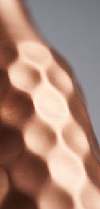 Bouteille d'eau en cuivre pur texturé, anti-fuite, ayurvédique, pour le fitness et le yoga, récipient à boisson de luxe en métal - Product Image 3