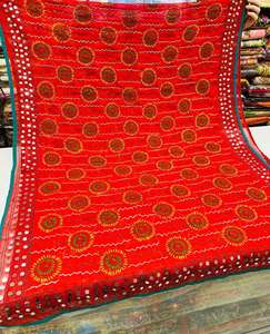 Vente en gros de vêtements de plage ethniques indiens brodés, dupattas Phulkari, dupattas en georgette brodés à la main et colorés pour femmes - Product Image 5