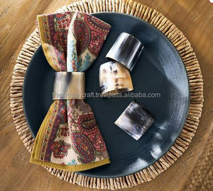 Anneaux de serviette en corne d'animal polie faits à la main, décoration de table en corne naturelle pour une ambiance élégante, souvenir artisanal - Product Image 1