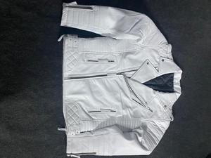 Veste en cuir blanc de haute qualité pour hommes, très élégante et stylée - Product Image 5