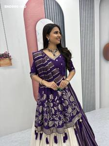 Magnifique Saree en Soie Jacquard Douce avec Motif Géométrique Tissé, Ensemble 3 Pièces avec Blouse et Lehenga - Saree Love - Product Image 4