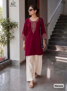 Ensemble coordonné élégant pour femmes avec haut et bas tendance pour un look décontracté, de fête et de tous les jours. - Product Image 3