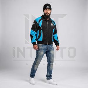 เสื้อแจ็คเก็ตผู้ชาย INTENTO APPAREL รุ่น Racer สำหรับฤดูหนาว สีแดงขาว แต่งลายปัก คอตั้ง ซิปหน้า ทรงเข้ารูป สปอร์ต ผลิตจากผ้าฝ้าย 100% - Product Image 6