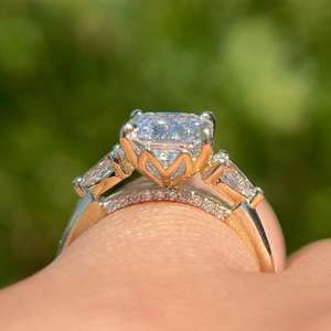 Bague de fiançailles en moissanite radiant 1,5 carat, pierres latérales en forme de poire, alliance inspirée de la nature - Product Image 2