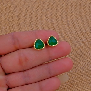 Pendientes de tuerca triangulares de ónix verde de moda para mujer, hecho a mano chapado en oro, piedras preciosas facetadas minimalistas, proveedor de joyería al por mayor - Product Image 3