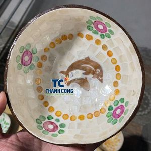 Artículos Populares: Tazones Ecológicos de Cáscara de Coco, Suministro al por Mayor, Diseño Artesanal de Delfín, Proveedor de Vietnam, Alta Calidad - Product Image 1