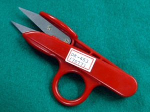 Coupe-fil DK-453 - Forme de pistolet |   Ciseaux à broder avec manche en plastique, lame en acier inoxydable, ciseaux de tailleur - Product Image 4