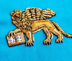 Roseta de Cuero Premium Bordada a Mano con Hilos de Oro para Ceremonia de la Logia Azul - Rito de Venecia de Maestro Sash - Memphis-Misraim - Product Image 2