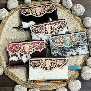 Pochette unique en cuir de vachette véritable, artisanale et haut de gamme, avec motif floral gravé, fermeture éclair, portefeuille élégant pour femmes - Product Image 4