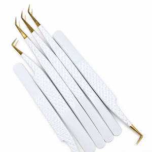 Pince à cils professionnelle en acier inoxydable texturé blanc personnalisée de qualité supérieure avec pointe dorée pour extensions de cils volume - Product Image 2