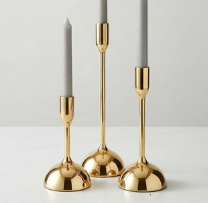 Porte-bougie moderne noir en forme de S avec coupelle en cuivre pour bougie conique, idéal pour la décoration intérieure - Product Image 1