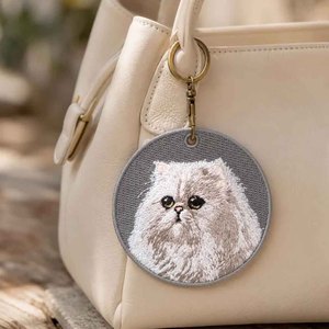 Porte-clés brodé durable en forme de crâne, design irrégulier en toile, options personnalisables fleurs/lettres pour cadeaux et sacs - Product Image 5