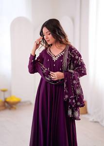 Costume Anarkali traditionnel pour femmes, couleur violette, avec dupatta brodé, coupe ample, longueur au sol, tenue de mariage, style Inde Pakistan - Product Image 3