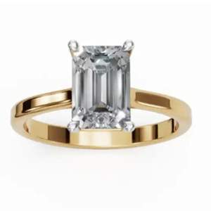 Anillo Solitario Evangeline con Diamante Cultivado en Laboratorio, Corte Esmeralda, 0.30 Quilates, en Oro Amarillo, Rosa o Blanco de 9kt, 14kt o 18kt - Product Image 6