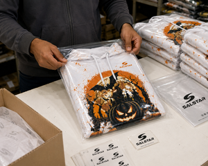 เสื้อฮู้ดผ้าพันคอสำหรับผู้หญิงและผู้ชาย แบบเรียบ ขอบดิบ  สำหรับงานปาร์ตี้ฮาโลวีน  แบบซับลิเมชั่น - Product Image 5