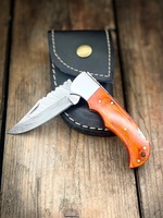 Couteau pliant artisanal de haute qualité, lame à motif Damas, manche en bois, couteau utilitaire en acier inoxydable, étui en cuir, OEM