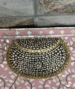 Elegante mini bolso clutch con adornos Kundan y finos detalles, ideal para bodas, bolso de mano metálico de F S International. - Product Image 4