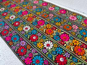 ริบบิ้นแต่งงานลายปักดอกไม้หลากสีบนพื้นสีดำสไตล์วินเทจ เป็นมิตรกับสิ่งแวดล้อม ทำจากโพลีเอสเตอร์ 100% ตกแต่งด้วยงานปักแบบอินเดีย - Product Image 5