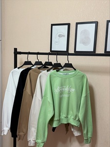 Sweat-shirt en molleton ample et court pour femme, avec imprimé graphique frontal, ourlet côtelé et manches tombantes, taille L - Product Image 2