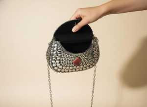 Sac à main de soirée en nacre royale avec chaîne métallique de luxe - Product Image 3