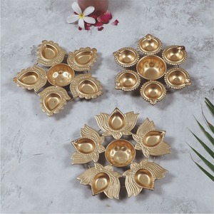 Bol Urli en métal doré fait main avec 12 supports pour Diya, pour la décoration de Diwali, pot à fleurs flottant, centre de table traditionnel pour les festivals indiens - Product Image 6