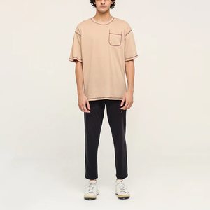 เสื้อยืดคอกลมแขนสั้นสีเบจสำหรับผู้ชาย มีกระเป๋าแต่งขอบตัดสี ทรงโอเวอร์ไซส์ ผ้าฝ้ายถัก 100% สีพื้น - Product Image 4