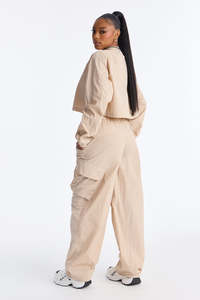Ensemble de pantalons cargo en nylon beige personnalisés pour femmes, légers, style streetwear, jambes larges, avec cordon de serrage, pantalons utilitaires, fournisseur OEM, pantalons pour hommes - Product Image 3