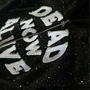 Sudadera con capucha personalizada para hombre, estilo streetwear, de algodón desgastado, con apliques bordados, parches y cremallera, en tejido French Terry de 500 GSM, con pedrería, color negro. - Product Image 5