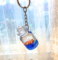 Llavero de recuerdo duradero con forma de botella, acrílico, impreso con UV, con pez payaso 3D flotante en líquido