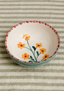 Bol à salade en céramique artisanale avec motifs floraux vibrants, finition émail lisse et élégance pour le service quotidien - Product Image 2