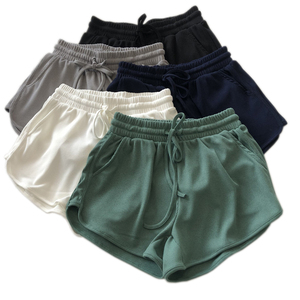 Shorts en tricot noir pour femme avec cordon de serrage à la taille et logo sur la jambe droite, style décontracté, couleur unie, coupe taille mi-haute - Product Image 1