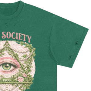 เสื้อยืดลายกราฟิกวินเทจสีเขียวสำหรับผู้หญิง รุ่น 1908 Society Hand Frayed Wash แขนสั้น สไตล์ลำลอง ขาดๆ แบบ Distressed เหมาะสำหรับใส่ในกลุ่มเพื่อนร่วมชั้นหรือสตรีทแฟชั่น - Product Image 3