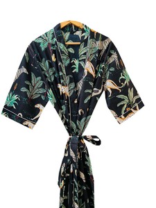 Robe kimono noire à imprimé animalier tropical |   Robe longue à nouer devant |   Robe de plage bohème d'été - Product Image 3