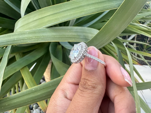Anillo de Compromiso de Circonita Cúbica Redonda para Mujer, Chapado en Plata 925 con Acabado en Rodio, Estilo Glamuroso, Engaste Pavé - Product Image 3