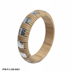 กำไลข้อมือหวายทอแบบแฮนด์เมด Tissé Tarenza: ห่อหุ้มด้วยเส้นใยราฟเฟียโทนสีเอิร์ธโทน พร้อมลวดลายพื้นผิวที่หรูหราและดีไซน์ทันสมัย - Product Image 3