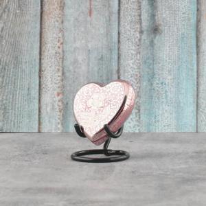 Urna decorativa artesanal de latón con forma de corazón, grabada en oro y turquesa azul, con centro de aspecto de piedra azul. - Product Image 5