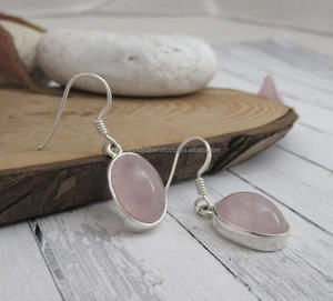 ต่างหูเงินแท้ 925 ชุบโรเดียม ประดับด้วยพลอยโรสควอตซ์ธรรมชาติ ทรงรี ตัดแบบเบเซล สไตล์คลาสสิก ของขวัญสำหรับผู้หญิง - Product Image 1