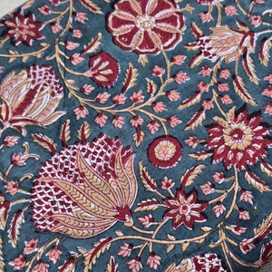 ผ้าฝ้ายพิมพ์ลายดอกไม้สีน้ำเงินอมเขียวและสีแดงเลือดหมู |   ลายพิมพ์บูตะแบบดั้งเดิมของชาวมุกุฎราชย์ |   ผ้าฝ้ายเนื้อนุ่มแบบเป็นหลา - Product Image 3