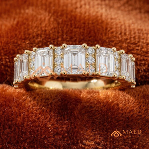 แหวนทองคำ 14k หรือ 18k สีเหลืองทอง ขัดเงาอย่างดี ประดับเพชรสำหรับวันครบรอบ หรือแหวนโมเสคเพชรทรงมรกตและทรงกลม - Product Image 1