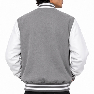 Chaqueta Varsity Premium para Hombre, Tela Suave, Diseño de Letras Estampadas en Gris y Blanco, Corte Regular, Estilo Casual para Otoño, Cuello para Chaqueta - Product Image 2