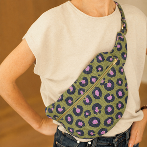 Sacs fourre-tout matelassés faits main pour femmes en tissu de coton écologique vert à imprimé léopard, tendance, pour ordinateur portable - Product Image 2