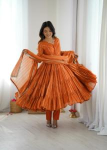 Ensemble de robe à volants haut de gamme en tissu Mal Chanderi avec broderie miroir faite à la main, manches longues, jupe évasée de 12 mètres avec pantalon et dupatta, tenue de soirée - Product Image 6