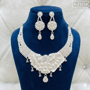 ชุดเครื่องประดับเจ้าสาวปี 2024 จาก MOLL JEWELLERS ดีไซน์อินเดียผสมผสานแฟชั่นแอฟริกันทันสมัย ชุบทอง/เงิน ผลิตจากโลหะผสมสังกะสีประดับเพชรซิร์คอน ได้รับการรับรอง - Product Image 3