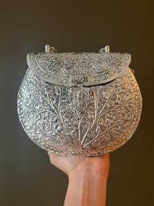 กระเป๋าคลัทช์ทองเหลืองโบราณสไตล์อินเดีย งานแฮนด์เมดสำหรับผู้หญิง พร้อมราคาที่เหมาะสมจาก UO ในอินเดีย - Product Image 5