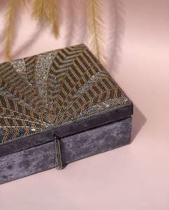 Hermosa caja de joyería hecha a mano con bordado Zari en tela rosa y trabajo de cuentas, para decoración del hogar y como regalo empresarial. - Product Image 5