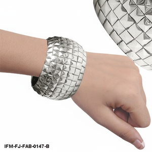 Bracelet manchette large clouté argenté style punk rock, avec rivets pyramidaux métalliques audacieux, pour femme - Product Image 3