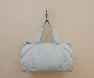 Sac de voyage en tissu recyclé Adventure pour les voyages, la salle de sport et les escapades de week-end, offrant un grand espace de rangement, une transportabilité facile et un confort pour une utilisation quotidienne - Product Image 1